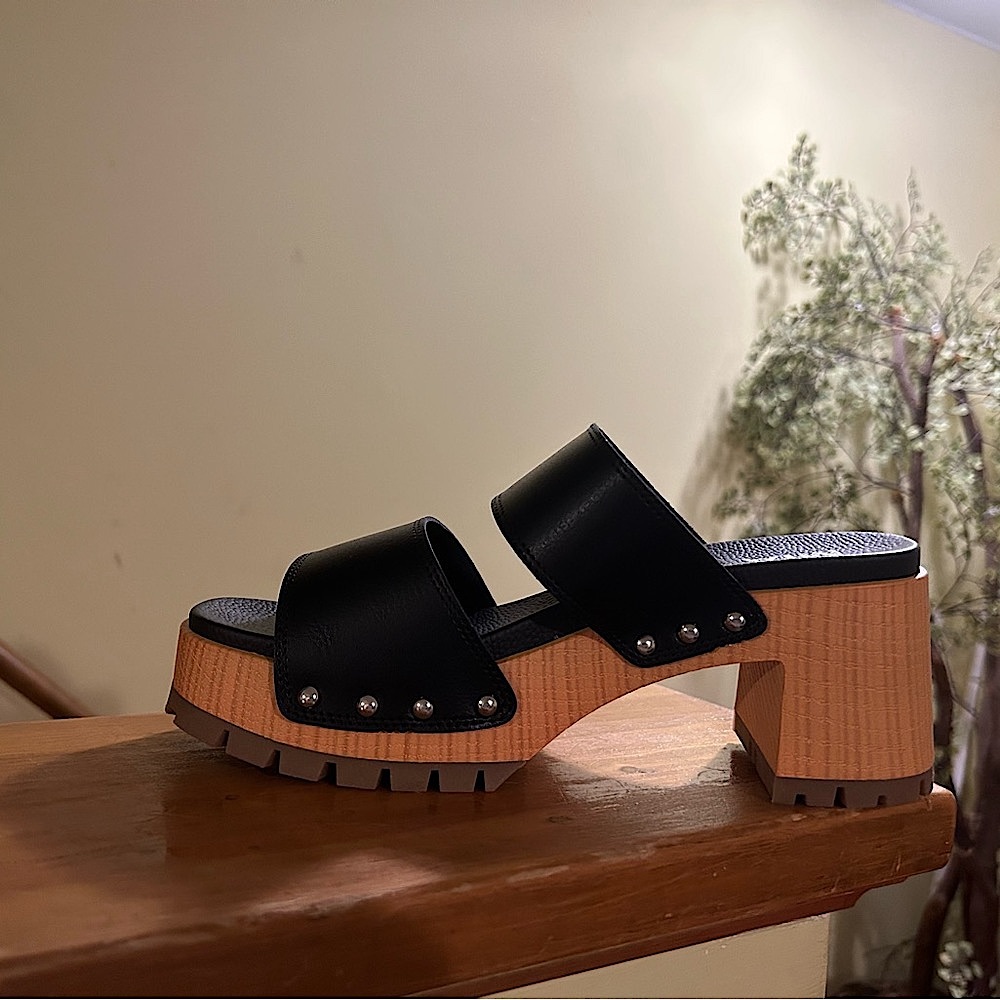 Size 8 - runs big. New in box sandals . Very comfortable.